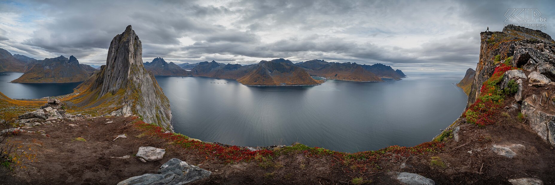 Senja - Segla - Panorama Panorambeeld met links de Segla, de Mefjorden en het dorpje Senjahopen aan de andere kant van de fjord en rechts de Hesten Stefan Cruysberghs